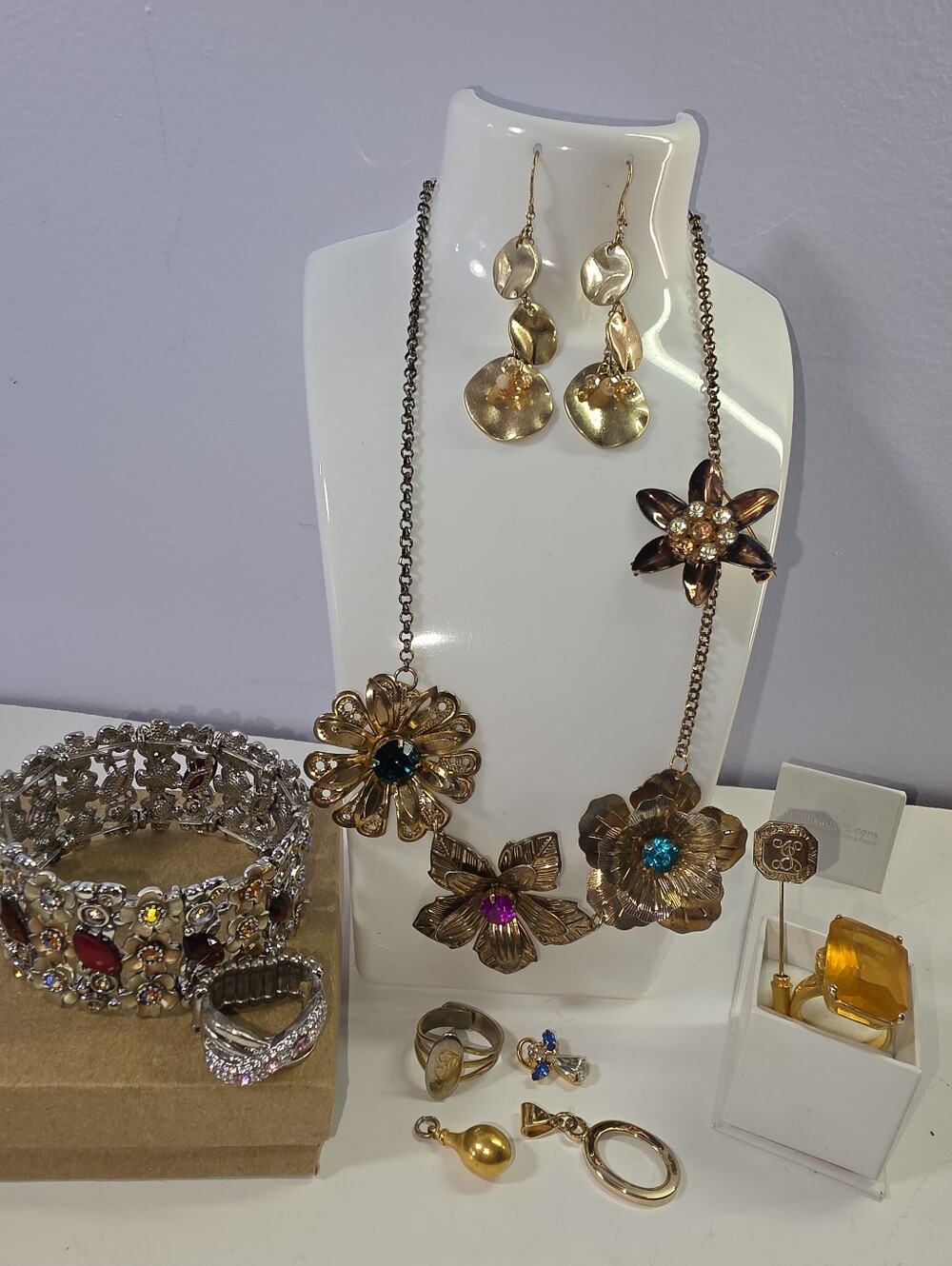 #2602, Retro Mid-Century style gold tone flower necklace, cuff bracelet mixed j - Picture 6 of 6
